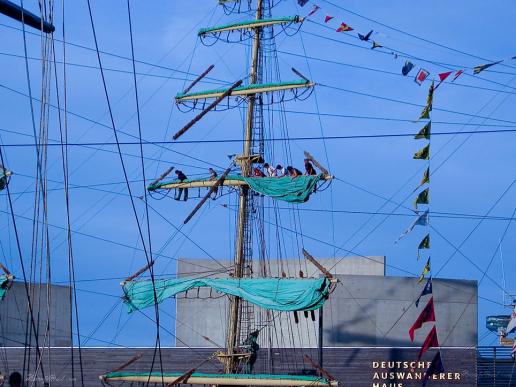 Kadetten in den Rahen der  Alexander von Humboldt ( auch liebenvoll " Alex" genannt). Art:  Bark (Stahl)  Nation:  Deutschland. Eigner:  Deutsche Stiftung Sail Training (DSST), Bremerhaven.  Heimathafen:  Bremerhaven. Baujahr:  1906.  Länge über alles:  63,00 m.  Breite:  8,02 m.  Tiefgang:  4,88 m.  Segelfläche:  1.010 m².  Antrieb:  510-PS-8-Zylinder-4-Takt-MAN-Diesel.  Besatzung:  25 Mann Stamm, 35 Trainees. Kapitän:  Klaus Novara.