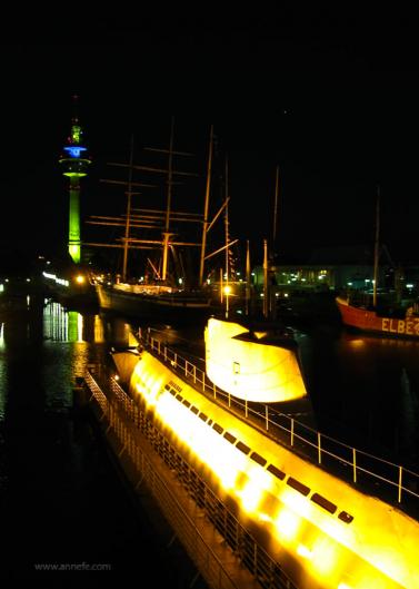 Vordergrund: U-Boot im Museumshafen "Alter Hafen". Hintergrund: Radarturm - Verkehrsüberwachung der Weser bis zur Nordsee.