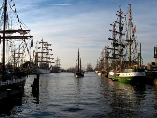 Rechts: Alexander von Humboldt ( auch liebenvoll " Alex" genannt). Art:  Bark (Stahl)  Nation:  Deutschland. Eigner:  Deutsche Stiftung Sail Training (DSST), Bremerhaven.  Heimathafen:  Bremerhaven. Baujahr:  1906.  Länge über alles:  63,00 m.  Breite:  8,02 m.  Tiefgang:  4,88 m.  Segelfläche:  1.010 m².  Antrieb:  510-PS-8-Zylinder-4-Takt-MAN-Diesel.  Besatzung:  25 Mann Stamm, 35 Trainees. Kapitän:  Klaus Novara.