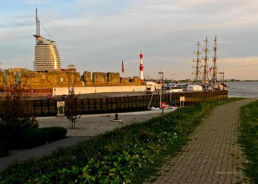 Abendstimmung. Hinten: Atlantic Hotel Sail City, rechts die Mir. Vordergrund: Zoo am Meer & Schleuseneinfahrt.