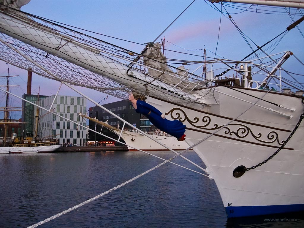 Christian Radich - Art: Vollschiff. Nation: Norwegen. Eigner: Stiftelsen Skoleskipet "Christian Radich", Oslo. Heimathafen: Oslo. Baujahr: 1937 auf der Werft von Framnaes Mek. Verksted in Sandfjord. Länge über alles: 73,00m. Breite: 9,70m. Tiefgang: 4,50m. Segelfläche: 1.234m². Antrieb: 450-PS-General-Motors-Diesel. Besatzung: 20 Mann. Kapitän: Halvor S. Hanssen.