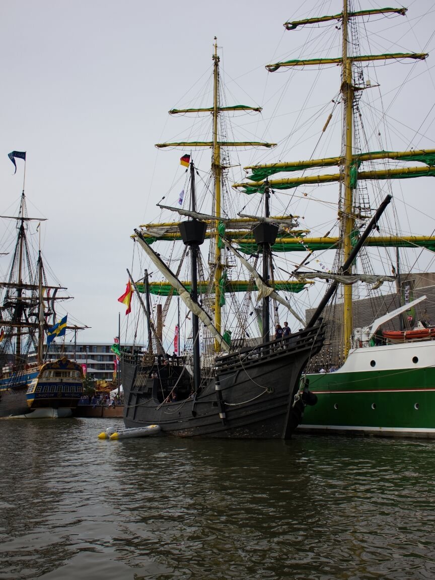 Die legendäre Nao Viktoria - Original Nachbau der ersten nachweisbaren Weltumseglung und als einzig zurückkehrendes Schiff der aus fünf bestehenden Magellan Flotte. Der Viktoria war somit von 1519 bis 1522 aufgrund der nachweisbaren Aufzeichnen die Erdumrundung gelungen.